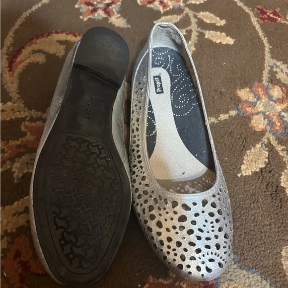 Propet Cicely Ballet Flats Size 9M Silver Laser Cut Perforated Leather Slip On - Picture 4 of 5
